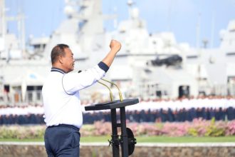 Pangkoarmada II Laksda TNI Denih Hendrata memimpin apel khusus prajuritnya di Dermaga Madura Koarmada II, Ujung Surabaya, Selasa (2/1/2024) | dok/foto: Dispen Koarmada II