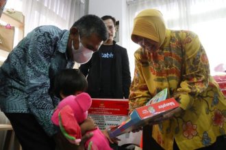 Menteri Sosial Tri Rismaharini saat memberikan hadiah mainan untuk Zoya Khamila Hanum | dok/foto: Hum/Kemensos