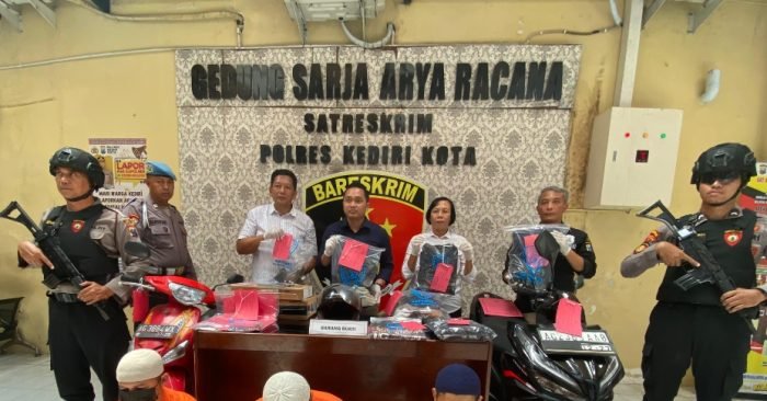 Polres Kediri Kota saat menggelar konferensi pers ungkap kasus penganiayaan, Senin (1/1/2024) | dok/foto: Hum/Istimewa