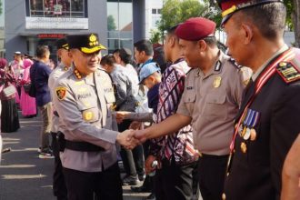 Upacara kenaikan pangkat dan Wisuda Purna Bhakti di halaman Mapolrestabes Surabaya, Selasa (2/1/2024) | dok/foto: Hum/Istimewa