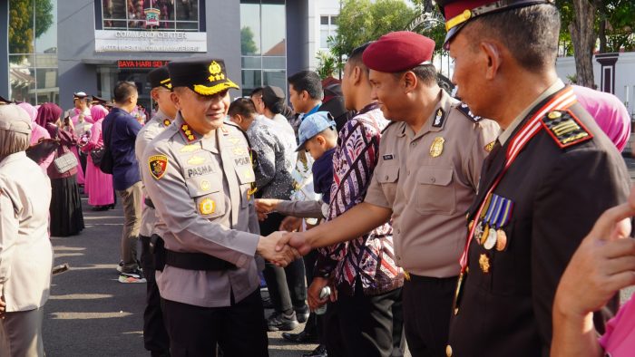 Upacara kenaikan pangkat dan Wisuda Purna Bhakti di halaman Mapolrestabes Surabaya, Selasa (2/1/2024) | dok/foto: Hum/Istimewa
