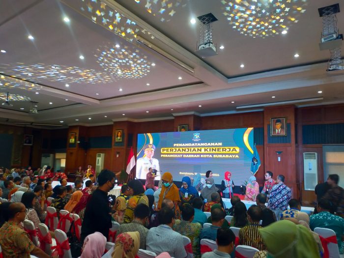 Acara penandatanganan kontrak kinerja berlangsung di Graha Sawunggaling, Kantor Pemkot Surabaya, Jumat 12 Januari 2024 | dok/foto: Ist/Bicaraindonesia.id