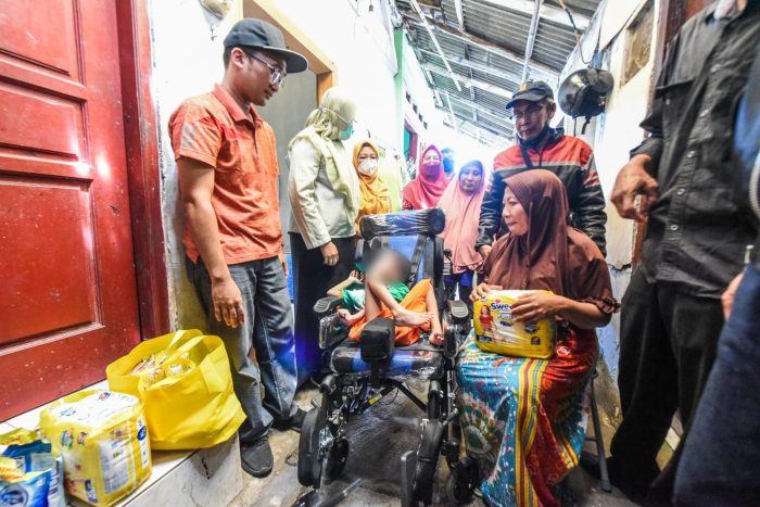 Pemerintah kota menyerahkan bantuan kursi roda untuk MT (10), anak penderita cerebral palsy di Dinoyo, Keputran Surabaya, Minggu (14/1/2024) | dok/foto: Istimewa