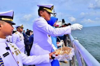 Kasal Laksamana TNI Muhammad Ali melaksanakan tabur bunga dari atas KRI Banda Aceh-593 yang berlayar di Teluk Jakarta, Senin (15/1/2024) | dok/foto: Dispenal