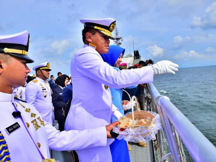 Kasal Laksamana TNI Muhammad Ali melaksanakan tabur bunga dari atas KRI Banda Aceh-593 yang berlayar di Teluk Jakarta, Senin (15/1/2024) | dok/foto: Dispenal