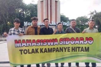 BEM Umsida Sidoarjo saat menggelar aksi di depan monumen Jayandaru, Alun-alun Sidoarjo, Jumat (12/1/2024) sore | dok/foto: Istimewa/Jk