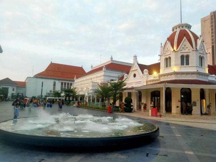 Alun-alun kompleks Balai Pemuda Surabaya