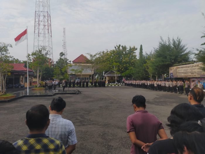 Apel persiapan pengamanan sidang di Pengadilan Negeri (PN) Sampang yang berlangsung di Mapolres Sampang, Kamis (18/1/2024) pagi | dok/foto: Syafii