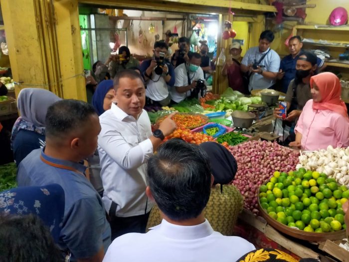 Ilustrasi: Wali Kota Surabaya Eri Cahyadi saat meninjau stok dan harga bahan pokok di Pasar Pucang Anom, Rabu (15/2/2023) | dok/foto: A1/Bicaraindonesia.id
