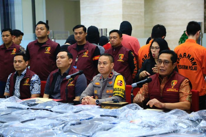 Konferensi pers ungkap kasus penipuan modus love scamming di Gedung Bareskrim Polri, Jakarta Selatan, Jumat (19/1/2024) | dok/foto: Hum/Polri/Jk