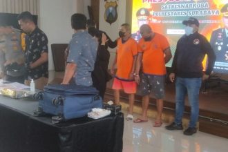 Kedua terduga pelaku kurir narkoba dihadirkan dalam konferensi pers di Mapolrestabes Surabaya, Jumat (19/1/2024) | dok/foto: JK/Bicaraindonesia.id