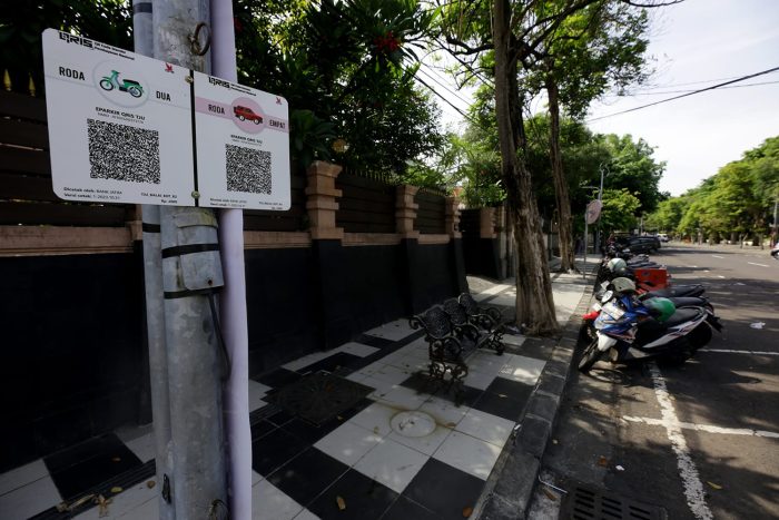 Pembayaran parkir via QRIS di kawasan Balai Kota Surabaya | dok/foto: Pemkot Surabaya