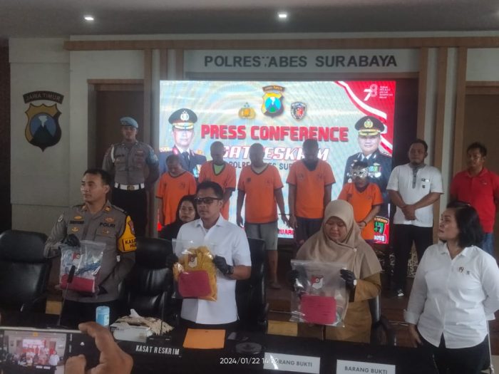 Keempat pelaku saat dihadirkan dalam konferensi pers yang digelar di Mapolrestabes Surabaya, Senin (22/1/2024) | dok/foto: JK