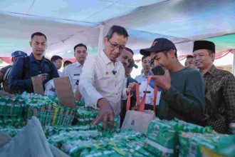 Pj Gubernur DKI Jakarta Heru Budi Hartono saat meninjau pelaksanaan program Sembako Murah di Kantor Kecamatan Cakung, Jakarta Timur | dok/foto: Pemprov DKI Jakarta