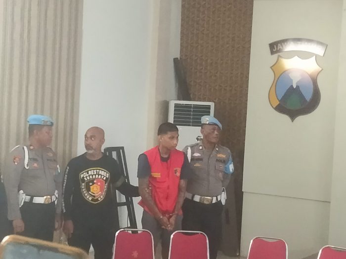 Tersangka berinisial AZS, saat diamankan di Polrestabes Surabaya | dok/foto: JK