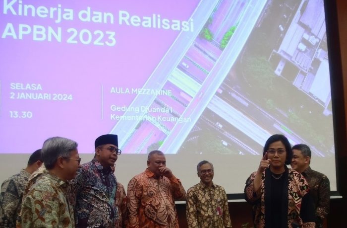 Menteri Keuangan Sri Mulyani dalam konferensi pers Realisasi APBN 2023 di Aula Mezzanine Kementerian Keuangan (Kemenkeu), Jakarta, Selasa (2/1/2024) | dok/foto: Hum/Kemenkeu