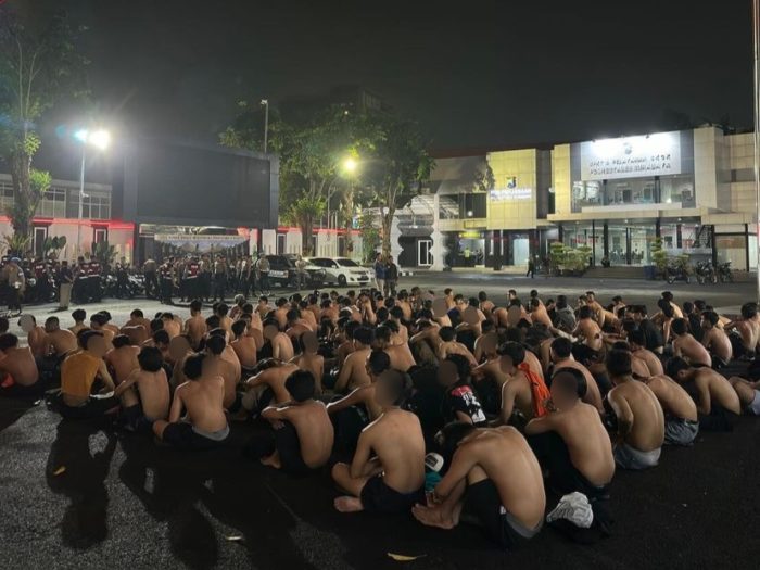 Ratusan pemuda saat diamankan di Mapolrestabes Surabaya, Selasa dini hari (16/1/2024) | dok/foto: Hum/Res