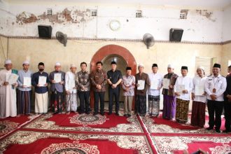 Acara penyerahan sertifikat tanah wakaf di Pondok Pesantren An-Najiyah Sidosermo, Surabaya, Rabu 31 Januari 2024.