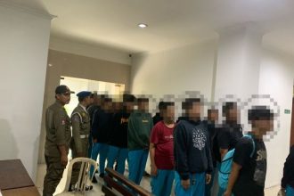 Ke 21 pelajar saat dibawa ke Kantor Satpol PP Kota Surabaya | dok/foto: Istimewa