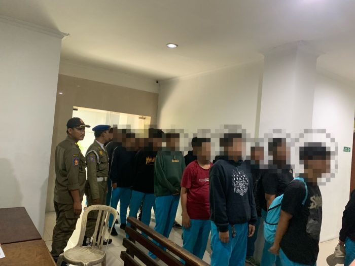 Ke 21 pelajar saat dibawa ke Kantor Satpol PP Kota Surabaya | dok/foto: Istimewa