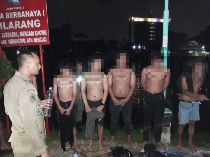 Belasan remaja saat terjaring razia Satpol PP Kota Surabaya | dok/foto: Istimewa