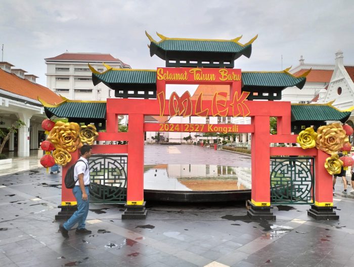 Ornamen menyambut Tahun Baru Imlek 2024 yang terpasang di kompleks Alun-alun Balai Pemuda Surabaya | dok/foto: Kominfo Surabaya