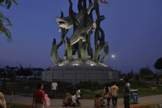 Destinasi wisata Taman Suroboyo yang berada di depan Sentra Ikan Bulak Surabaya | dok/foto: Joko Ir