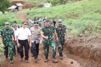 Dua dari kanan: Kasad Jenderal TNI Maruli Simanjuntak saat meninjau ketahanan pangan Kostrad di Desa Mekarjaya, Ciemas, Sukabumi, Jawa Barat, Kamis (18/1/2024) | dok/foto: Dispenad