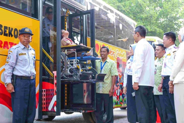Acara peluncuran bus sekolah bagi siswa penyandang disabilitas di halaman Pendopo Balai Kota DKI Jakarta, Rabu (17/1/2024) | dok/foto: Pemprov DKI Jakarta