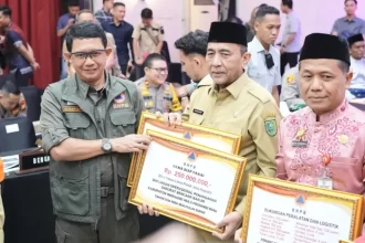 Kepala BNPB Letjen TNI Suharyanto, menyerahkan dukungan operasional penanganan darurat Dana Siap Pakai Rp250 juta kepada Kabupaten Indragiri Hulu, seusai Rakor Penanganan Darurat Banjir di Provinsi Riau, Jumat (18/1/2024) | dok/foto: BNPB RI