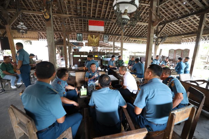 Pangkoarmada II saat menerima Courtesy Call Pengurus Ski Air Jawa Timur di Rumah Makan Joglo Merah Putih Surabaya, Rabu (31/1/2024) | dok/foto: Dispen Koarmada II