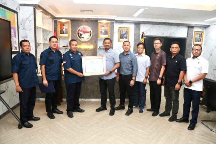 Penyerahan penghargaan kepada Bareskrim Polri | dok/foto: Istimewa