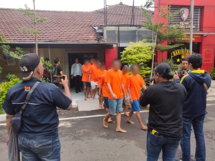 Para tersangka terkait kasus narkotika saat dihadirkan dalam konferensi pers di Mapolres Pelabuhan Tanjung Perak Surabaya, Jumat (2/2/2024) | dok/foto: JK/Bicaraindonesia.id