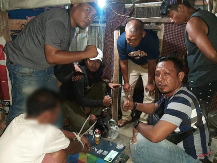 Pelaku saat diamankan bersama barang bukti | source: Hum/PoldaNTB
