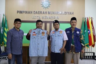 Pemuda Muhammadiyah Surabaya menunjukkan rompi biru muda yang dikenakan Wali Kota Eri Cahyadi saat acara pengukuhan | dok/foto: Istimewa