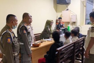 Lima pengamen anak di bawah umur saat didata di Mako Satpol PP Surabaya | dok/foto: Istimewa