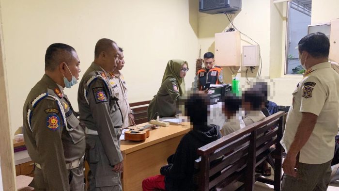 Lima pengamen anak di bawah umur saat didata di Mako Satpol PP Surabaya | dok/foto: Istimewa