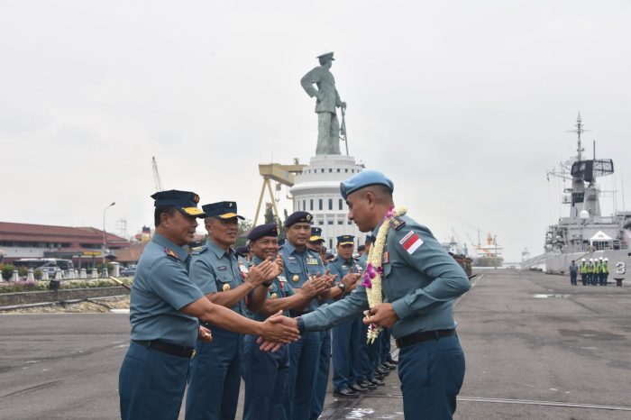 Pangkoarmada II Laksda TNI Denih Hendrata menyambut kedatangan KRI Frans Kaisiepo-368 di Dermaga Madura, Ujung, Koarmada II, Surabaya, Rabu (7/2/2024) | dok/foto: Dispen Koarmada II