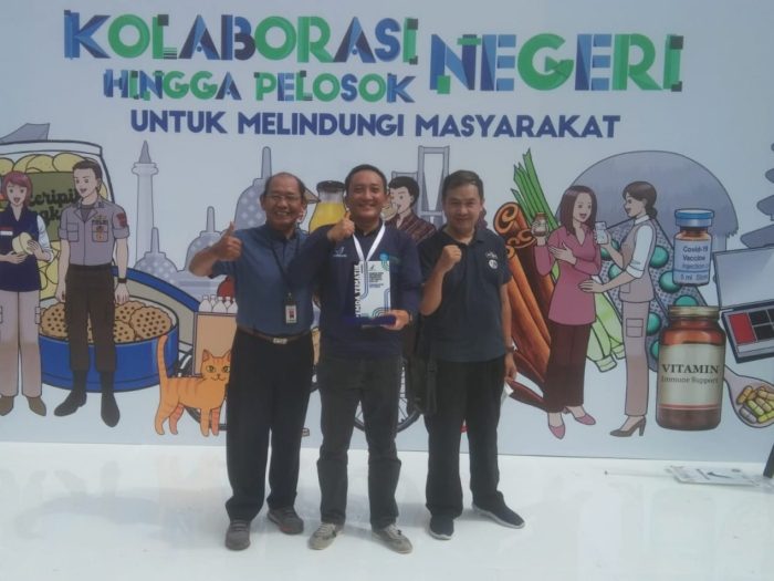 Perwakilan dari Pemkot Surabaya saat menerima penghargaan CPOB dari BPOM RI di Jakarta | dok/foto: Istimewa