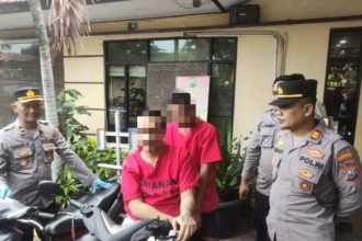 Dua pelaku RS dan AM saat mempraktikkan aksi penjambretan | dok/foto: JK/Bicaraindonesia.id