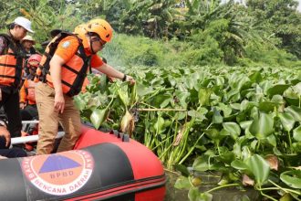 Plh Gubernur Jawa Timur Adhy Karyono saat melakukan susur sungai di wilayah Juanda dan Bungurasih Sidoarjo, Kamis (15/2/2024) | dok/foto: Istimewa