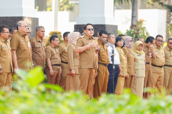 Pj Gubernur Jawa Timur, Adhy Karyono saat memimpin apel di halaman Kantor Sekretariat Daerah Provinsi Jatim, Selasa (20/2/2024) | dok/foto: Istimewa