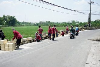 Pembangunan tanggul di Jalan Tengger Raya, Kelurahan Kandangan, Benowo Surabaya | dok/foto: Pemkot Surabaya