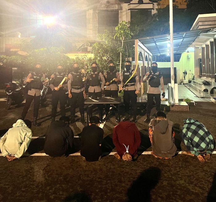 Polres Tanjung Perak Surabaya saat mengamankan para remaja yang diduga hendak tawuran | dok/foto: Istimewa