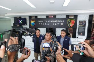 Kabidhumas Polda Jawa Timur, Kombes Pol Dirmanto saat memberikan keterangan pers kepada wartawan | dok/foto: Istimewa