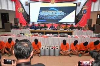 Konferensi pers ungkap kasus pembajakan kapal yang digelar di Mapolda Kalimantan Selatan (Kalsel), Jumat (16/2/2024) | dok/foto: Istimewa