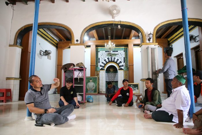 Wali Kota Eri Cahyadi saat berbincang bersama warga setempat di Langgar Gipo, Jalan Kalimas Udik, Nyamplungan, Pabean Cantian, Surabaya, Minggu (25/2/2024) | dok/foto: Istimewa