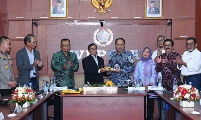 Menkominfo Budi Arie Setiadi ketika menerima tumpengan dari Ketua PWI Pusat Hendry CH Bangun saat syukuran memperingati HUT ke-78 PWI di Gedung Dewan Pers, Jakarta Pusat, Jumat (09/02/2024) | dok/foto: Hum/Kominfo