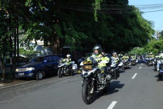 Kapolda Jatim didampingi PJU Polda Jawa Timur menggelar patroli bermotor ke Pulau Madura, Senin (12/2/2024) | dok/foto: Hum/Polda Jatim