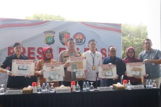 Konferensi pers ungkap kasus produksi film porno yang digelar di Mapolresta Bandara Soetta, Tangerang, Banten, Sabtu (24/1/2024) | dok/foto: Hum/Resta